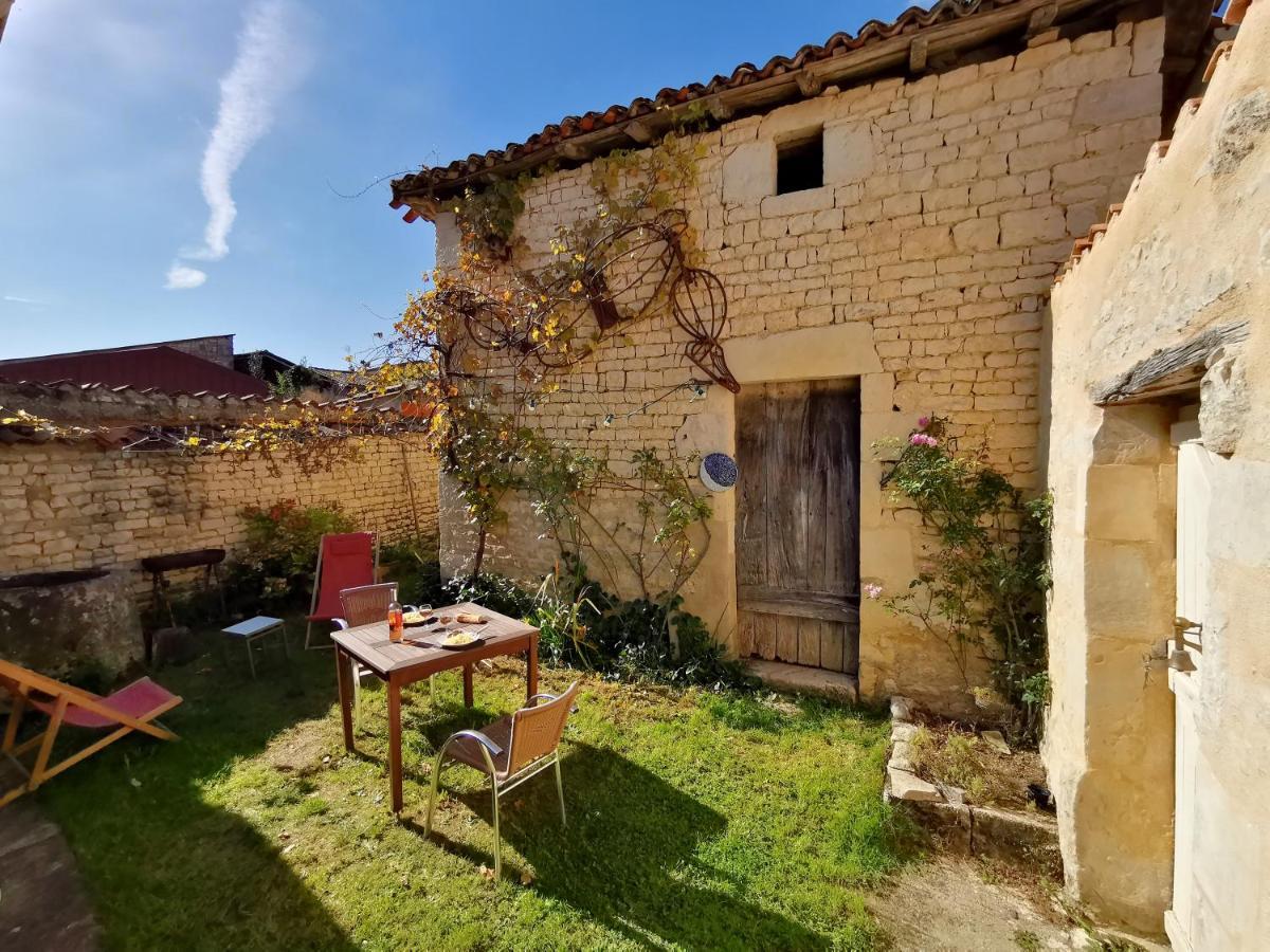 La Maison De Thomas Saint-Amant-de-Boixe Luaran gambar