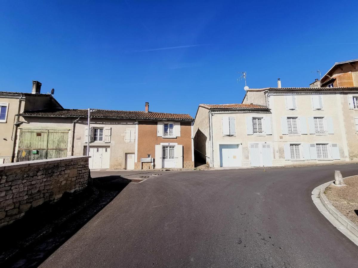 La Maison De Thomas Saint-Amant-de-Boixe Luaran gambar