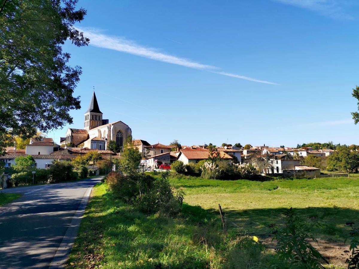 La Maison De Thomas Saint-Amant-de-Boixe Luaran gambar