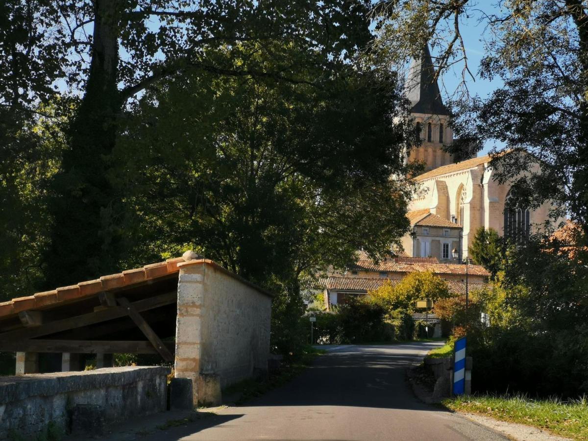 La Maison De Thomas Saint-Amant-de-Boixe Luaran gambar